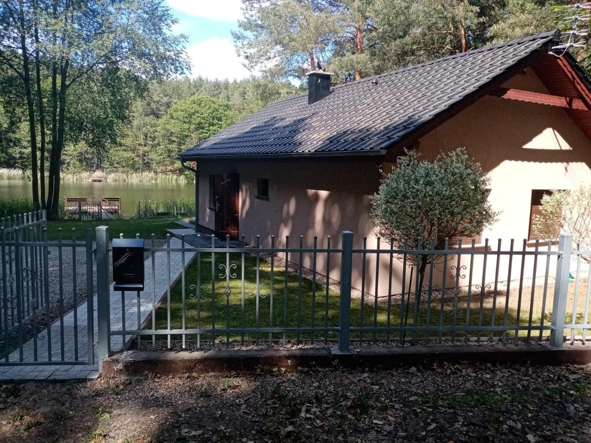 Urokliwy Domek nad Brzegiem Jeziora Lubiatów Zewnętrze zdjęcie