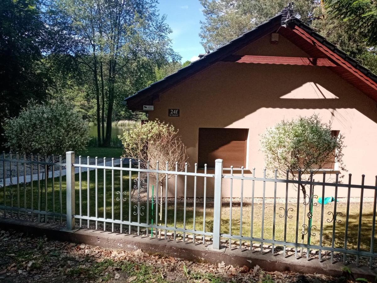 Urokliwy Domek nad Brzegiem Jeziora Lubiatów Zewnętrze zdjęcie
