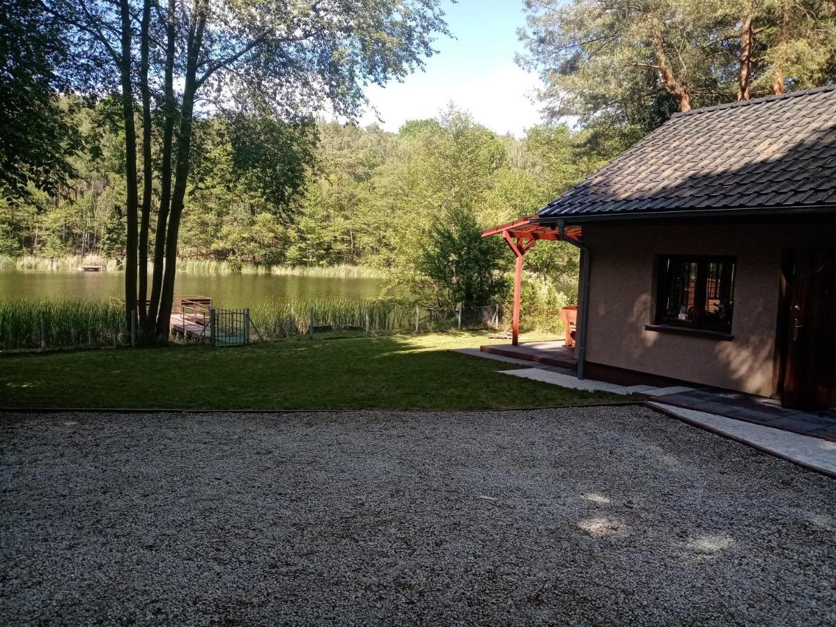 Urokliwy Domek nad Brzegiem Jeziora Lubiatów Zewnętrze zdjęcie