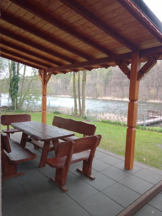 Urokliwy Domek nad Brzegiem Jeziora Lubiatów Zewnętrze zdjęcie